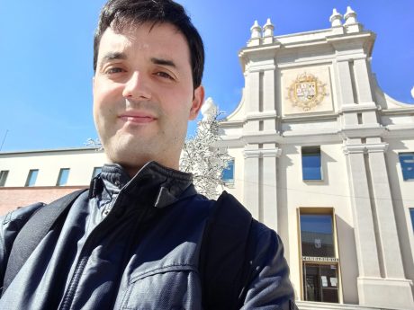 Javier-frente-a-la-sede-de-la-Biblioteca-Historica-Municipal